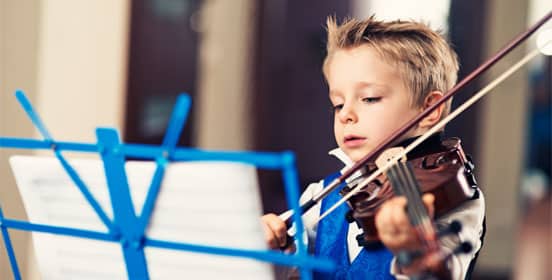 Junge spielt Geige.